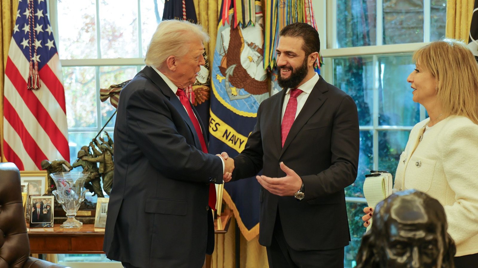 Donald Trump berjabat tangan dengan Ahmed al-Sharaa dalam pertemuan diplomasi AS dan Suriah.
