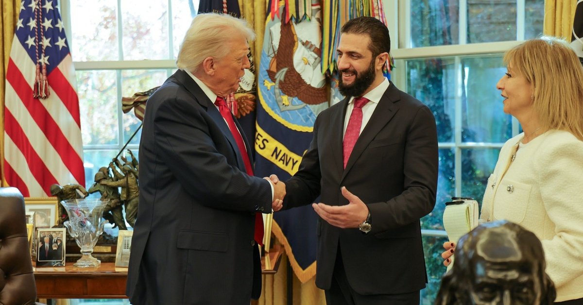 Presiden AS Donald Trump berjabat tangan dengan Abu Mohammad al-Jolani di Oval Office Gedung Putih.