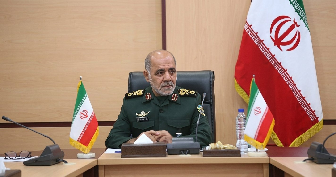 Jenderal Ali Abdollahi menyampaikan keterangan di depan bendera Iran.