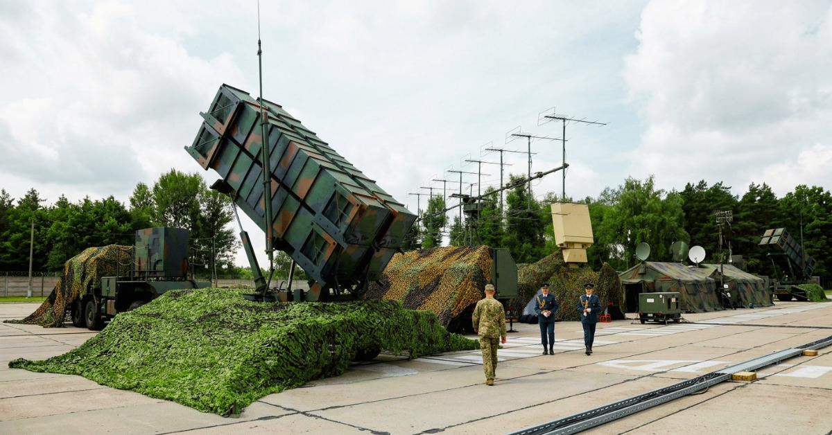 Sistem peluncur rudal pertahanan udara MIM-104 Patriot milik militer.