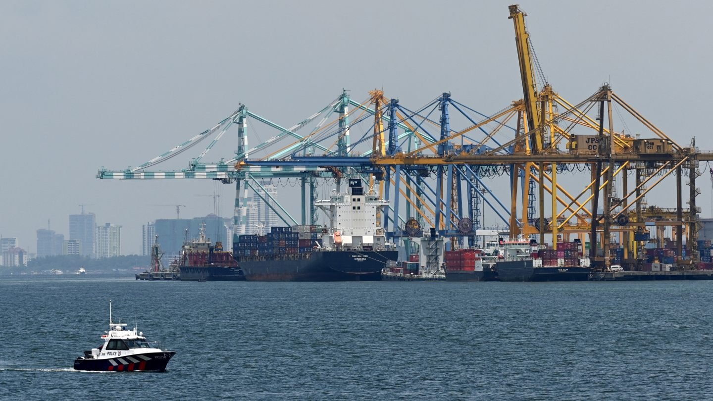 Suasana dermaga peti kemas dan kapal kargo di perairan Johor Malaysia.