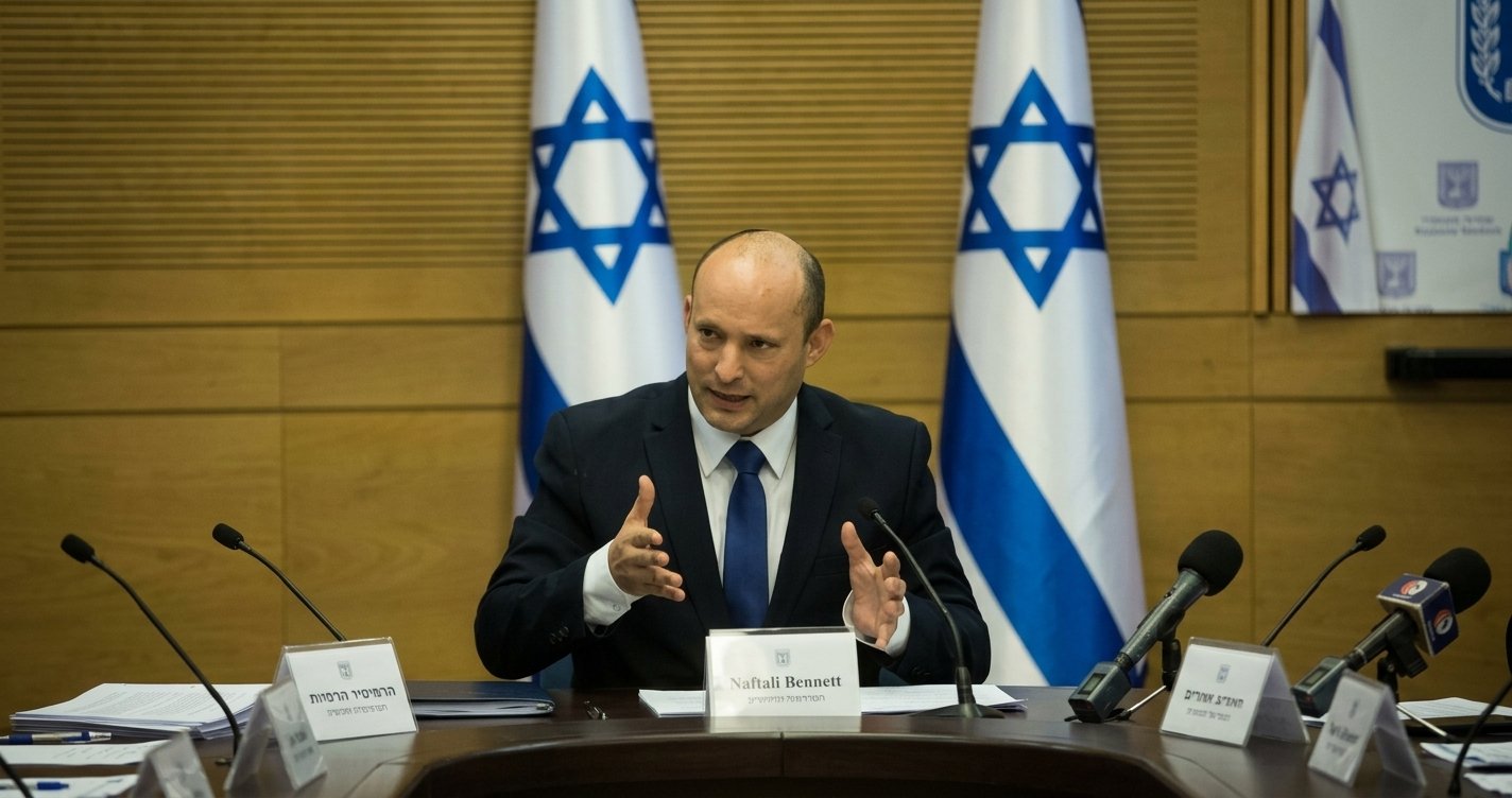 Mantan PM Israel Naftali Bennett memberikan keterangan pers di depan bendera Israel
