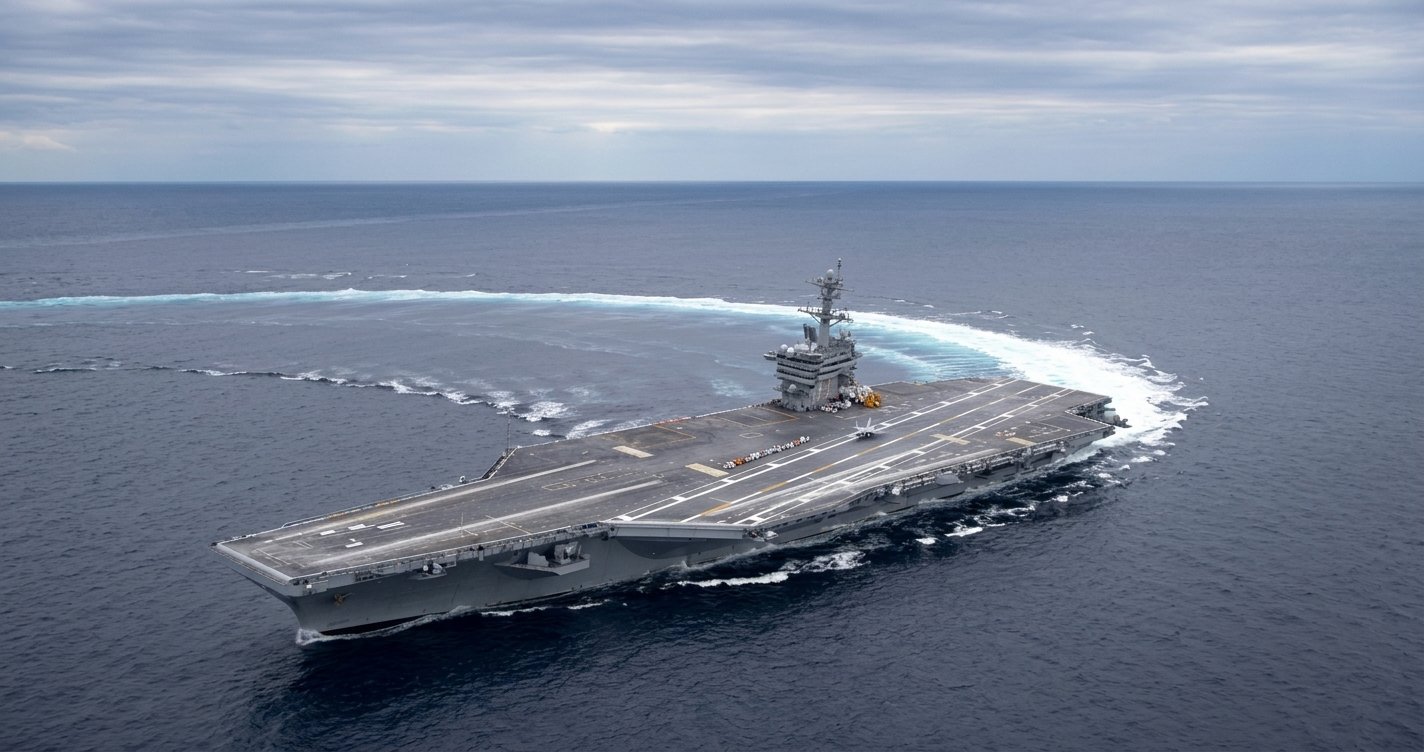 Pemandangan atas kapal induk USS Abraham Lincoln yang sedang berlayar di tengah lautan.