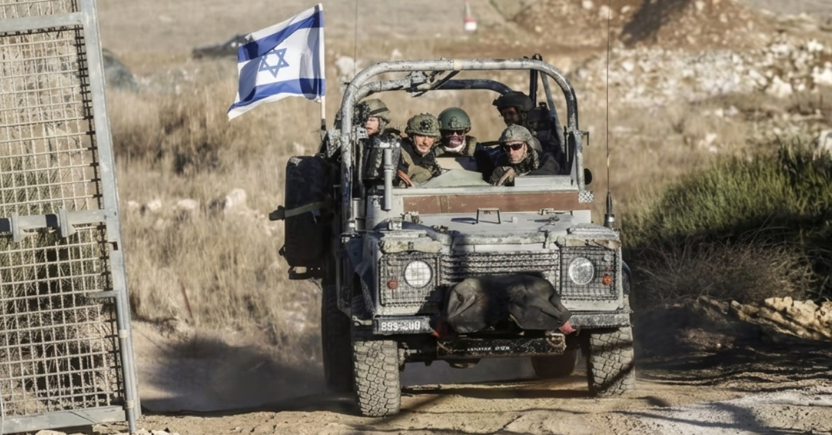 Kendaraan militer dan pasukan Israel melintasi perbatasan saat inkursi darat ke wilayah Quneitra, Syria.