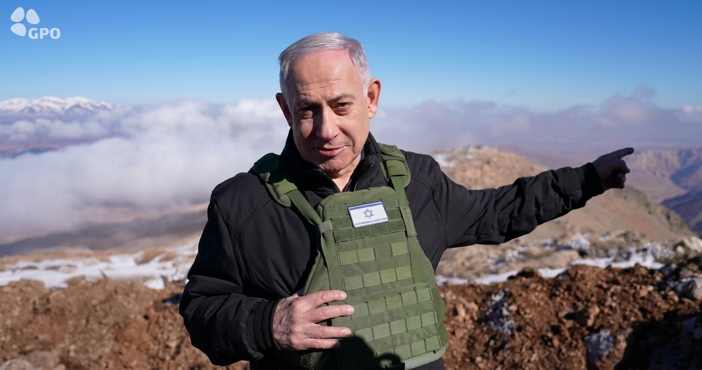 Benjamin Netanyahu mengenakan rompi militer saat mengklaim kontrol wilayah di puncak Gunung Hermon.