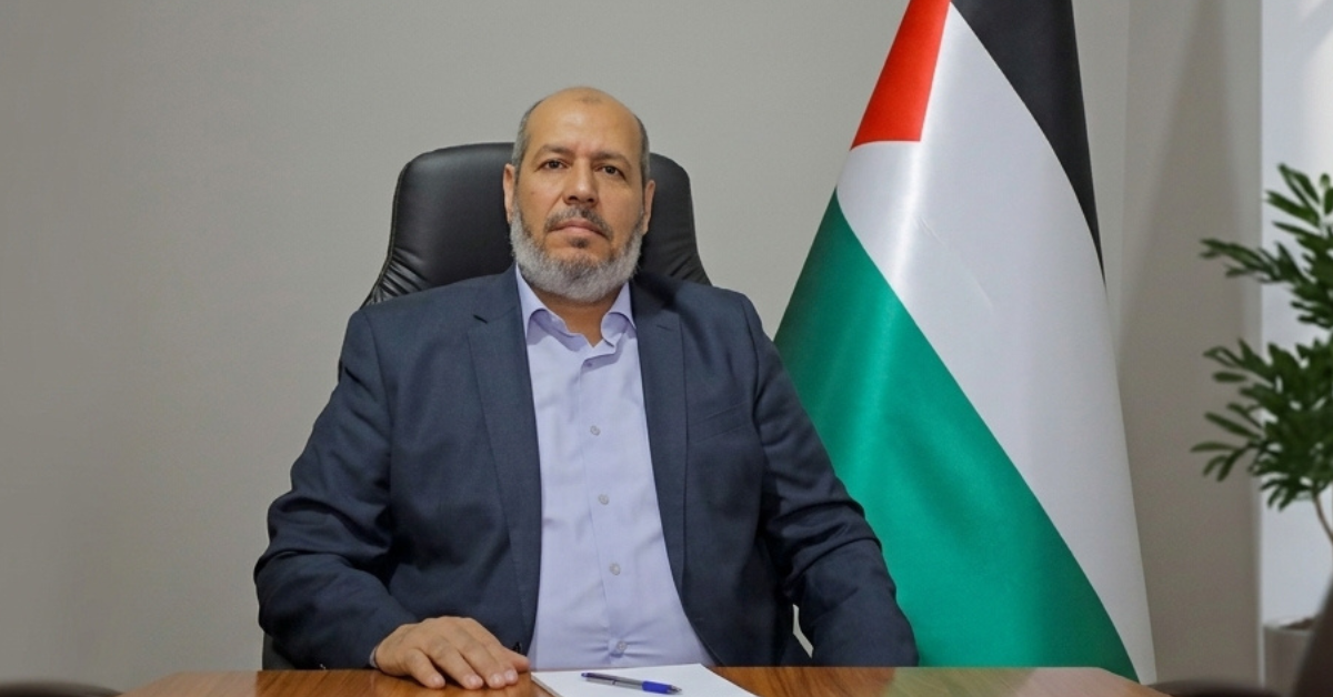 Pejabat senior Hamas berdiri di depan bendera Palestina menyampaikan pernyataan sikap politik.