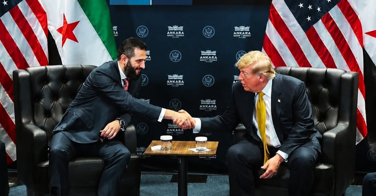 Donald Trump berjabat tangan dengan Presiden Suriah Ahmed al-Sharaa dalam pertemuan bilateral.