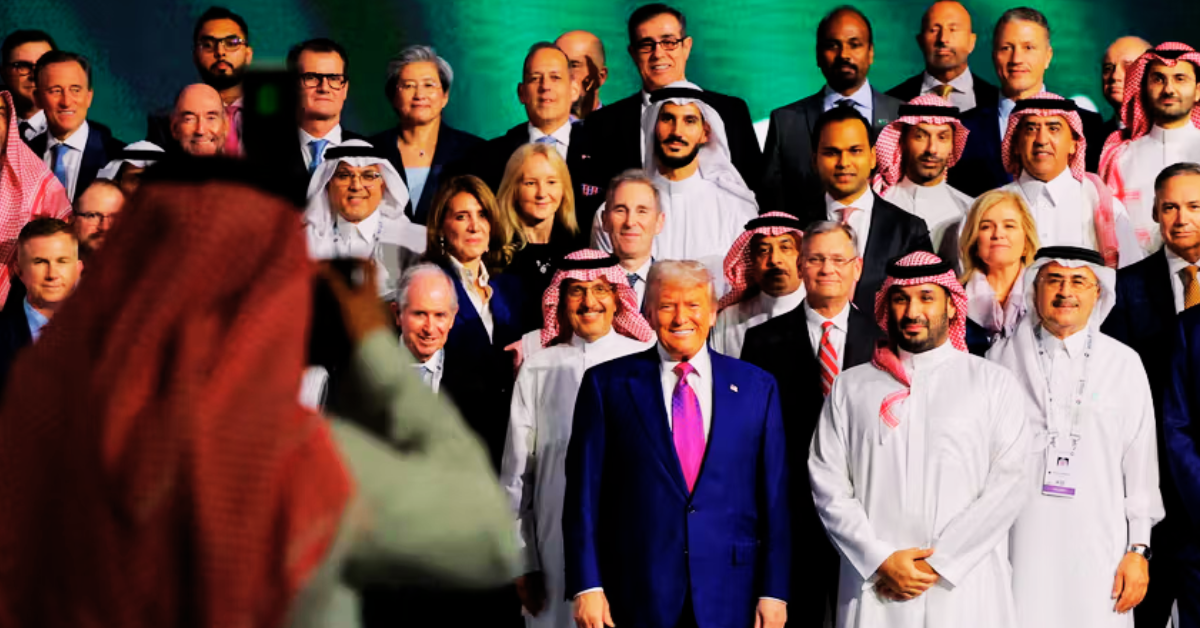 Presiden AS Donald Trump foto bersama Putra Mahkota Arab Saudi Mohammed bin Salman dan para pemimpin Teluk dalam pertemuan diplomatik.