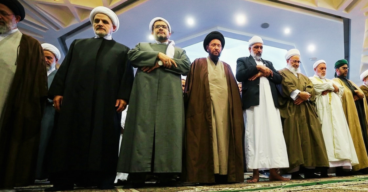 Barisan ulama Sunni dan Syiah shalat berjamaah bersama dalam peringatan Pekan Persatuan Islam.