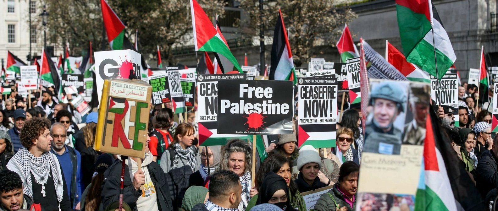 Aksi demonstrasi massa solidaritas global untuk Palestina di ruang publik.