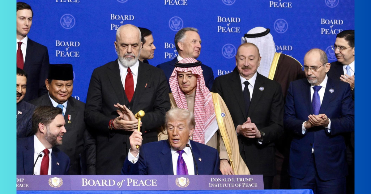 Donald Trump memimpin deklarasi Board of Peace dikelilingi sejumlah pemimpin negara.