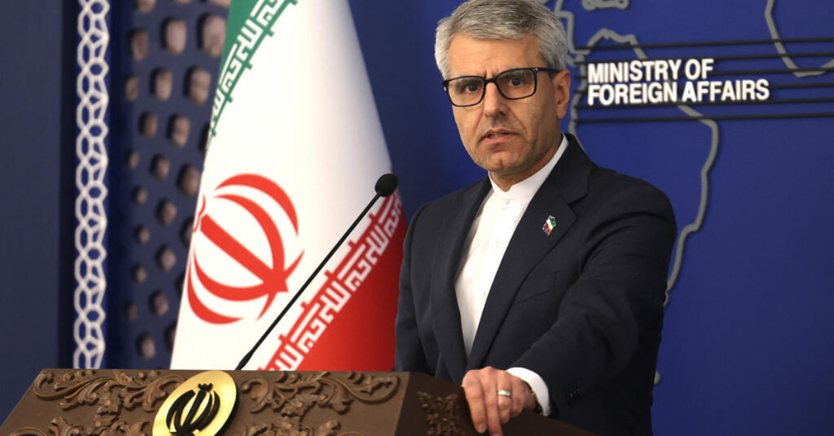 Juru Bicara Kementerian Luar Negeri Iran Esmaeil Baqaei memberikan keterangan pers di podium resmi.