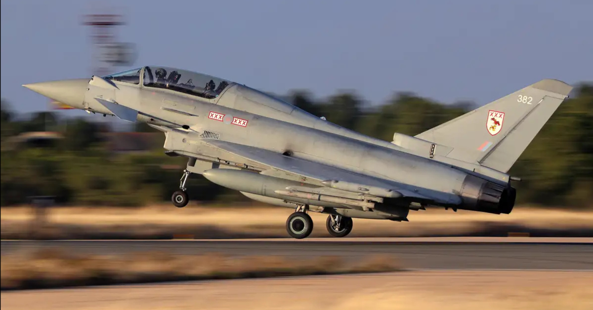 Jet tempur Eurofighter Typhoon Angkatan Udara Kerajaan Inggris (RAF) saat lepas landas.