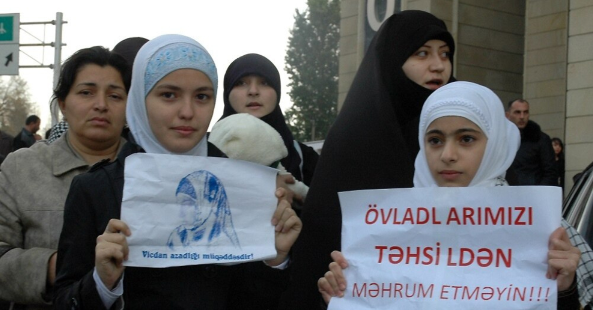 Demonstran di Azerbaijan membentangkan poster protes menolak pembatasan dan larangan hijab di sekolah.