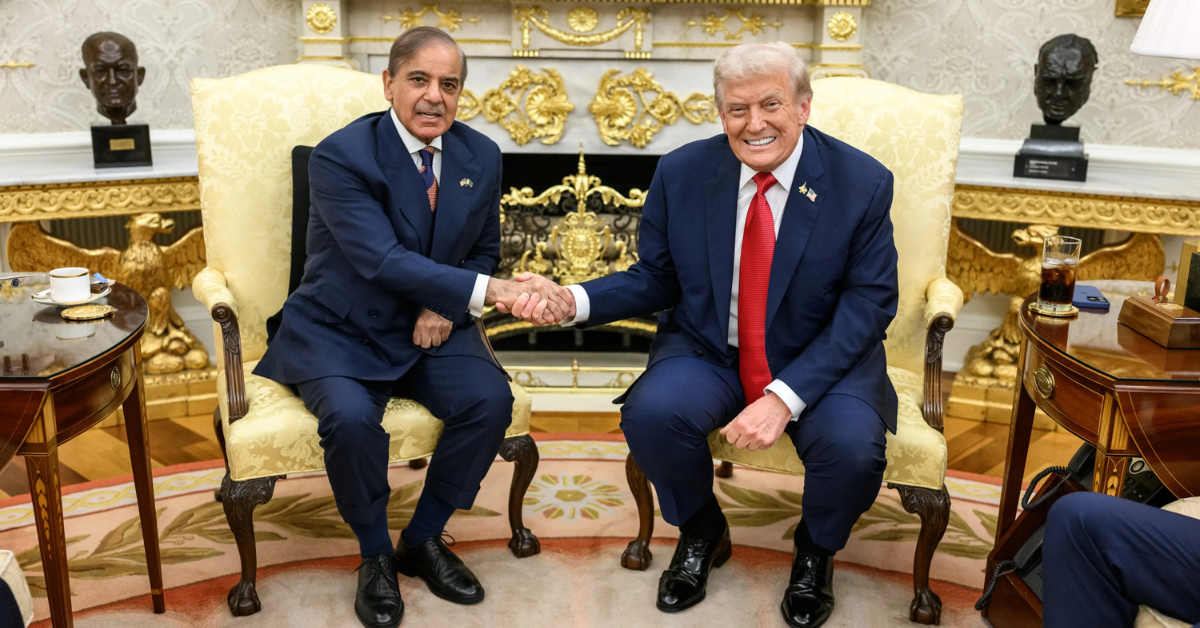 Perdana Menteri Pakistan Shehbaz Sharif berjabat tangan dengan Presiden AS Donald Trump.